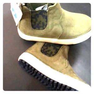 Boys shoes- size 6-  high tops/ ankle pull on